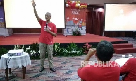 Direktur Utama PT Pos Indonesia (Persero) Gilarsi W. Setijono dalam peluncuran program Amazing Agent Race di Graha Pos Indonesia, Jalan Banda, Kota Bandung, Kamis (12/4).