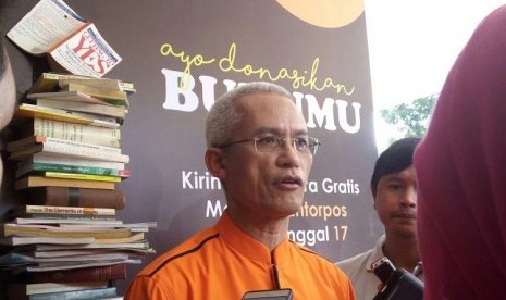 Direktur utama PT Pos Indonesia (Persero) Gilarsi Wahyu ditemui usai peluncuran program donasi buku bebas biaya