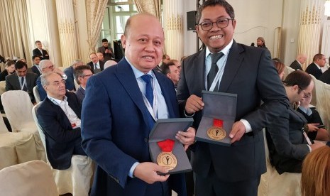 Direktur Utama PT Pupuk Kaltim Bakir Pasaman (kiri)menerima penghargaan industri pupuk dunia dalam ajang IFA Strategic Forum (IFA) di Versailles, Prancis pada November 2019 lalu. Selain dari IFA, Pupuk Kaltim juga berhasil meraih sejumlah penghargaan lain di Tanah Air.