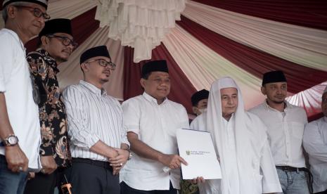 Direktur Utama PT Pusri Palembang, Tri Wahyudi Saleh secara simbolis melepas perdana pupuk komersil bersama bersama tokoh masyarakat dan Maulana Al Habib Muhammad Luthfi Bin Ali Bin Yahya (Habib Luthfi), seorang ulama kharismatik Jawa Tengah (16/12). 