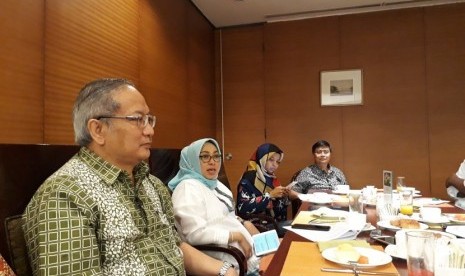 Direktur Utama PT Riset Perkebunan Nusantara (RPN) Teguh Wahyudi dan Deputi Bidang Koordinasi Pangan dan Pertanian Kemenko Perekonomian Muzdalifah menjelaskan  ajang konferensi  perkebunan WPLACE 2017 yang digelar 18-20 Oktober 2017, Senin (16/10).