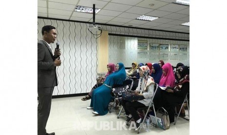 Direktur Utama PT SBL, AJW (38 tahun) saat memaparkan program umrahnya dihadapan para calon jamaah.