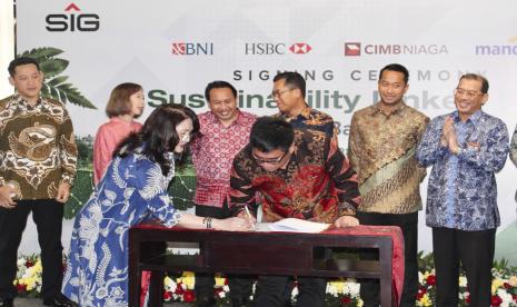 Direktur Utama PT Semen Baturaja Tbk, Daconi Khotob menandatangani Perjanjian Kredit Sindikasi Sustainability Linked Loan (SLL) di Jakarta, Selasa (28/3/2023).