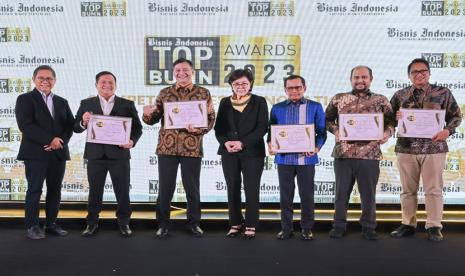 Direktur Utama PT Semen Indonesia (Persero) Tbk, Donny Arsal meraih penghargaan The Best CEO: Excellent in Encourage Risk Taking pada ajang Bisnis Indonesia Top BUMN Awards 2023 yang diselenggarakan oleh Bisnis Indonesia. Penghargaan diserahkan oleh Komisaris Bisnis Indonesia, Dorothea Samola dan diterima oleh Direktur Utama Semen Indonesia, Donny Arsal.