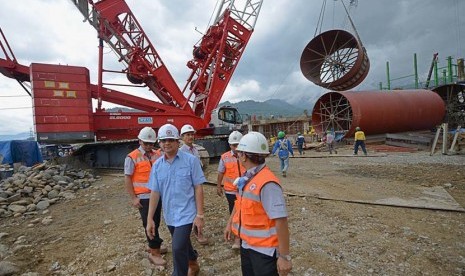 Direktur Utama PT Semen Padang Benny Wendry meninjau proyek Indarung VI. Proyek ini ditargetkan rampung akhir 2016.