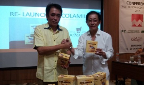 Direktur Utama PT Sido Muncul Sofyan Hidayat (kiri) dan Direktur Marketing Irwan Hidayat menunjukkan produk Colamilk sebagai pengembangan dan  penyempurnaan produk sebelumnya.