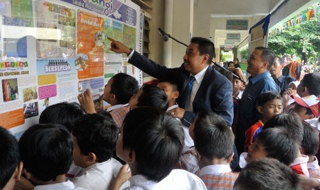 Direktur Utama PT Surveyor Indonesia Arif Zainuddin bersama siswa SDN 02 Menteng Atas Jakarta Selatan asyik menikmati Mading Pelangi