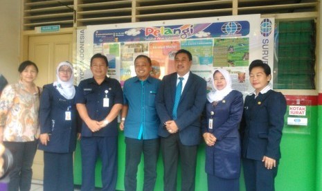 Direktur Utama PT Surveyor Indonesia Arif Zainuddin (ketiga dari kanan) pada peluncuran Mading Pelangi di SDN 02 Menteng Atas Jakarta Selatan, Senin (15/6)