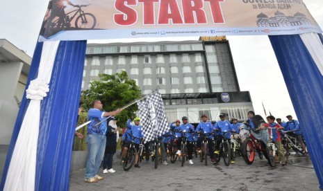 Direktur Utama PT Surveyor Indonesia, Dian M Noer melepas para peseta Gowes Bareng Klien yang digelar di Banda Aceh, Sabtu (27/4).