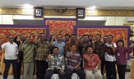 Direktur Utama PT Surveyor Indonesia M Arif Zainuddin (duduk, paling kiri) berfoto bersama direksi dan karyawan Indonesia Power seusai penandatanganan MoU di Denpasar, Bali, Jumat (13/11).