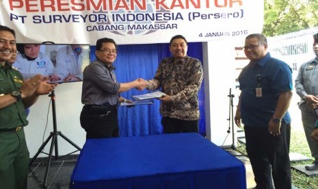 Direktur Utama PT Surveyor Indonesia M Arif Zainuddin (kedua dari kanan) bersalaman dengan Dekan Fakultas Teknik Universitas Hasanuddin Dr Ing Wahyu H Piarah MSME,  disaksikan Kepala PT Surveyor Indonesia Cabang Makassar Andi Ridwan (kanan), seusai menandatangani nota kerja sama (MoA) di Makassar, Senin (4/1).