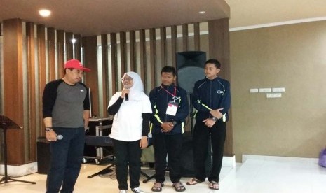 Direktur Utama PT Surveyor Indonesia M Arif Zainuddin (kiri) berbagi pengalaman masa sekolah dan kuliah kepada para pelajar SMU Jawa Tengah peserta program Siswa Mengenal Nusantara ke Provinsi Kalimantan Tengah di Restoran Senayan Palangka Raya, Ahad (20/12).