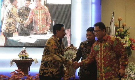 Direktur Utama PT Suryevor Indonesia M Arif Zainuddin (kiri) bersalaman dengan Menkominfo Rudiantara.