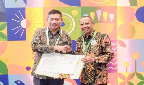 Direktur Utama PT Telkom Data Ekosistem (NeutraDC) Andreuw Th.A.F (kiri), bersama Direktur Utama PT Medco Power Indonesia Eka Satria usai penandatanganan nota kesepahaman terkait penyedia energi berkonsep green energy power di Tangerang, beberapa waktu yang lalu (sumber foto: dok. istimewa). Foto 2: Hyperscale Data Center NeutraDC menggunakan energi terbarukan untuk operasional office data center di Cikarang.