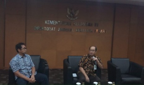 Direktur Utama PT Tuban Petrochemical Industries Sukriyanto (kiri) dan Direktur Jenderal Kekayaan Negara Kemenkeu Isa Rachmatarwata dalam diskusi dengan media di Gedung DJKN Kemenkeu, Jakarta, Jumat (18/10). 