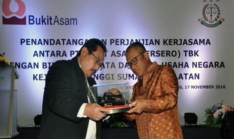 Direktur Utama PTBA Tbk Arviyan Arifin (kanan) dan Kepala Kejati Sumsel Susdiyarto Agus Praptono (kiri) usai penandatanganan naskah kerjasama saling menukar cinderamata.