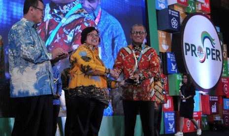 Direktur Utama PTBA Tbk Arviyan Arifin menerima penghargaan Proper emas dari Menteri Lingkungan Hidup dan Kehutanan Siti Nurbaya pada malam Anugerah Lingkungan Proper 2018, Kamis (27/12) malam di Jakarta.