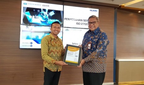 Direktur Utama PTSI, Dian M  Noer (kanan) dan General Manager Certification PT Intertek Indonesia Utama Services, Anwar Siregar.