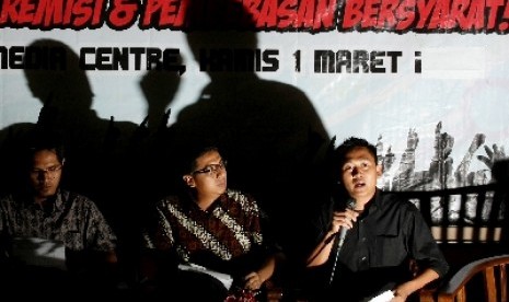 Direktur Utama Pukat UGM, Zainal Arifin Muchtar (tengah).