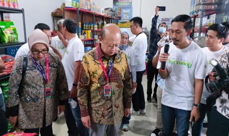 Direktur Utama Pupuk Indonesia, Bakir Pasaman saat mengecek operasional salah satu kios pupuk non subsidi di Canggu, Kabupaten Badung, Bali, Selasa (18/10/2022).PT Pupuk Indonesia (Persero) mulai meningkatkan porsi bisnisnya di sektor non subsidi atau produk komersial selain menyediakan produk pupuk subsidi. Perseroan juga menyatakan siap untuk menambah produk pupuk non-subsidi jika permintaan dari para petani mengalami kenaikan.