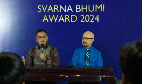 Direktur Utama Pupuk Indonesia Rahmad Pribadi dan Pendiri Yayasan Benih Baik Andy F. Noya dalam acara Svarna Bhumi Award di Jakarta, Kamis (29/8/2024).  