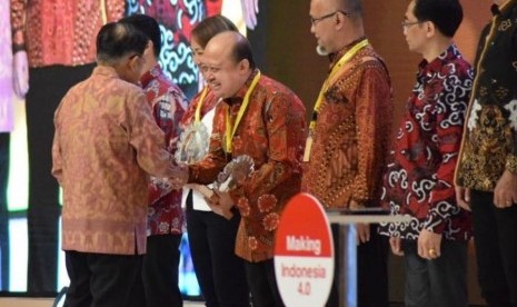 Direktur Utama Pupuk Kaltim, Bakir Pasaman (empat dari kanan) menerima penghargaan Indonesia Industry 4.0 Readiness Index (INDI 4.0) dari Kementerian Perindustrian RI yang diberikan langsung oleh Wakil Presiden RI, Jusuf Kalla. Pengahargaan ini diraih atas dukungan Perusahaan terhadap implementasi Making Indonesia 4.0 yang dicanangkan Pemerintah melalui penerapan berbagai inovasi di lingkungan Perusahaan.