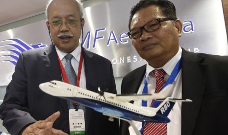 Direktur Utama Regio Aviasi Industri (RAI) Agung Nugroho (kiri) menunjukkan miniatur pesawat R80 kepada Direktur Utama GMF AeroAsia Richard Budihadianto (kanan). Ilustrasi