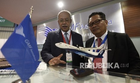 Direktur Utama Regio Aviasi Industri (RAI) Agung Nugroho (kiri) menunjukkan miniatur pesawat R80 kepada Direktur Utama GMF AeroAsia Richard Budihadianto (kanan) seusai menandatangani nota kesepahaman di sela-sela Singapore Airshow 2016 di Changi, Singapura.