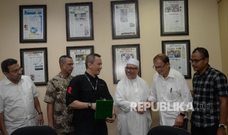 Direktur Utama Republika Agoosh Yoosran (ketiga kiri), Pemimpin Redaksi Republika Irfan Junaidi (kanan), Wartawan senior Republika Abah Alwi (kedua kanan) saat menerima Ketua Umum Rabithah Alawiyah Habib Zein bin Umar Smith (ketiga kanan) didampingi pengur