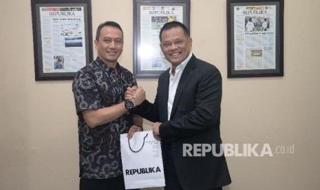 Direktur Utama Republika Media Mandiri Agoosh Yooshran menyerahkan cinderamata kepada Mantan Panglima TNI Jenderal TNI Gatot Nurmantyo saat berkunjung ke kantor Republika, Jakarta, Rabu (28/3). 