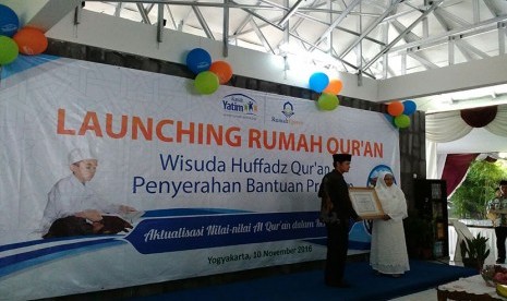 Direktur Utama Rimah Yatim memberikan penghargaan pada Tri Aminih pada Peluncuran Rumah Quran di Condongcatur, Depok, Kamis (10/11). Tri Aminih merupakan penyumbang lahan wakaf untuk Rumah Quran.