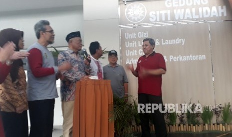 Direktur Utama RS PKU Muhammadiyah Gamping Ahmad Faesol dan Ketua Badan  Pengurus Harian RS PKU Muhammadiyah Gamping Zamroni meresmikan Gedung  Penunjang dan Pembukaan Bangsal Perawatan At-Tin, di RS PKU Muhammadiyah  Gamping, Sleman.