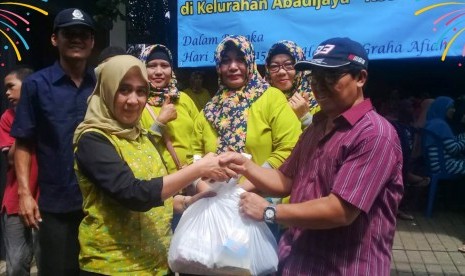   Direktur Utama RSU HGA, dr. Lely N Setiawan, MARS menyerahkan bantuan dalam kegiatan baksos