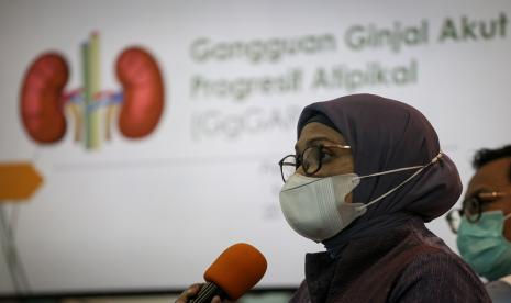 Direktur Utama Rumah Sakit Cipto Mangunkusumo (RSCM) Lies Dina Liastuti memberikan pernyataan saat konfrensi pers di Rumah Sakit Cipto Mangunkusumo, Jakarta, Kamis (20/10/2022). Lies Dina Liastuti menyampaikan sejak Januari hingga pertengahan Oktober 2022, pihak RSCM total mendapat rujukan 49 anak yang mengalami gagal ginjal akut dan 31 di antaranya meninggal dunia. 