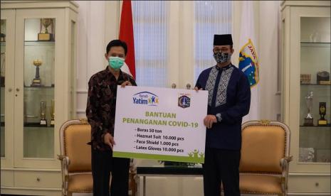 Direktur Utama Rumah Yatim, Nugroho B. Wismono, menyerahkan simbolis bantuan penanggulangan Covid-19 kepada Gubernur Provinsi DKI Jakarta, Anies Baswedan, di Balai Kota DKI Jakarta, Jumat (24/4). Bantuan tersebut merupakan amanah masyarakat Indonesia yang dititipkan melalui Rumah Yatim