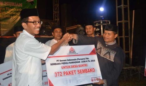 Direktur  Utama Semen Gresik Sunardi Prionomurti menyerahkan secara simbolis bantuan kepada warga