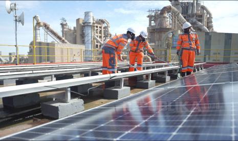 The use of solar panels with a capacity of 10 kWp at the Tuban Plant, East Java, as one of the initiatives to develop New Renewable Energy (EBT) and support government programs to accelerate the use of environmentally friendly energy.