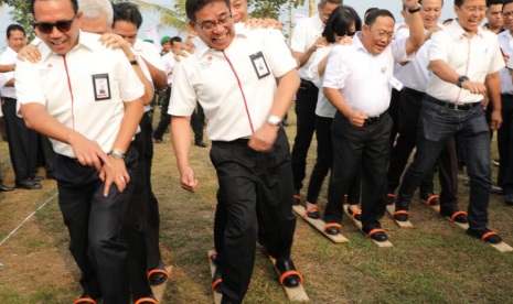 Direktur Utama Telkom Alex J. Sinaga (kedua dari kiri) turut memeriahkan lomba khas 17 Agustus.