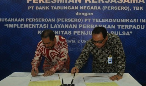 Direktur Utama Telkom Arief Yahya dan Direktur Utama BTN Maryono melakukan penandatanganan nota kesepakatan layanan perbankan terpadu untuk komunitas penjualan pulsa di Jakarta, Kamis (2/10). (Prayogi/Republika)