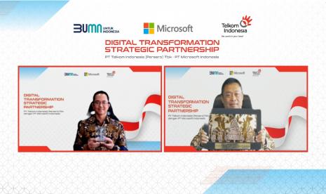 Direktur Utama Telkom Indonesia Ririek Adriansyah (kanan) bertukar cindera mata secara daring dengan President Director Microsoft Indonesia Haris Izmee (kiri) usai penandatanganan nota kesepahaman Digital Transformation Strategic Partnership antara Telkom Indonesia & Microsoft Indonesia, Kamis (19/8).