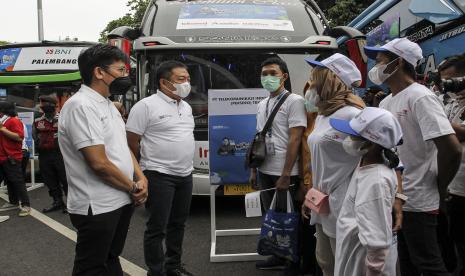 Direktur Utama Telkom Indonesia Ririek Adriansyah (kedua kiri) didampingi Direktur Utama Telkomsel Hendri Mulya Syam (kiri) menyapa peserta Mudik Aman Mudik Sehat Bersama BUMN 2022 di kawasan Gelora Bung Karno (GBK), Senayan, Jakarta, Rabu (27/4/2022). TelkomGroup menyediakan 26 bus untuk 39 kota tujuan di Pulau Jawa bagi para peserta mudik yang terdiri dari teknisi Indihome dan Telkomsel, sales force, partner IndiHome, sales outlet Telkomsel, UMKM MySooltan serta masyarakat umum.