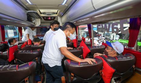 Direktur Utama Telkom Ririek Adriansyah didampingi Direktur Utama Telkomsel Hendri Mulya Syam menyapa peserta program mudik gratis bersama BUMN. Telkom dan Telkomsel menyiapkan sebanyak 26 bus untuk memberangkatkan 1.170 pemudik ke 39 kota di Pulau Jawa, Rabu (27/4/2022).).