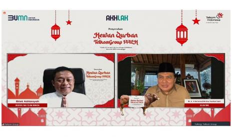 Direktur Utama Telkom Ririek Adriansyah (kiri) didampingi Direktur Human Capital Management Telkom Afriwandi menyerahkan secara simbolis bantuan Hewan Qurban TelkomGroup secara virtual kepada perwakilan penerima dari organisasi keagamaan yakni Sekjen Pengurus Besar Nahdlatul Ulama Dr Ir H Achmad Helmy Faishal Zaini.