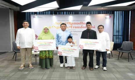 Direktur Utama Telkom Ririek Adriansyah (tengah), Direktur Human Capital Management Telkom Afriwandi (paling kiri), dan Executive Vice President Telkom Regional I Sumatera Djatmiko (paling kanan) menyerahkan simbolis bantuan Telkom Berbagi di momen Safari Ramadan sebagai bagian dari program TelkomGroup Siaga RAFI (Ramadan Idul Fitri) 2024 di Medan, beberapa waktu lalu.