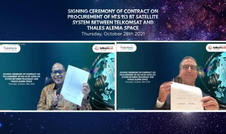 Direktur Utama Telkomsat Endi Fitri Herlianto (kiri) bersama President & CEO Thales Alenia Space Hervé  Derrey saat penandatanganan kerja sama pembangunan High Throughput Satellite (HTS) antara  Telkomsat & TAS di slot orbit 113 BT pada Kamis (28/10) dari lokasi masing-masing