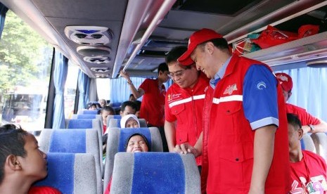 Direktur Utama Telkomsel, Alex J. Sinaga bersama Dirjen Penyelenggara Pos & Informatika (PPI) Kominfo, Prof Dr Ing Kalamullah Ramli M.Eng melakukan peninjauan ke dalam salah satu bus dan berbincang dengan peserta mudik, di Senayan, Jakarta, Kamis (24/7).