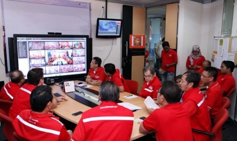 Direktur Utama Telkomsel Alex J Sinaga bersama jajaran direksi memantau trafik telkomsel di jakarta dan daerah melalui video conference