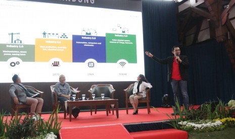 Direktur Utama Telkomsel Emma Sri Martini saat memaparkan program IndonesiaNEXT 2019 yang kembali hadir di Kota Bandung pada Sabtu (12/10). Indonesia Next merupakan Program Masterpiece CSR Telkomsel yang bergerak di bidang Pendidikan. 