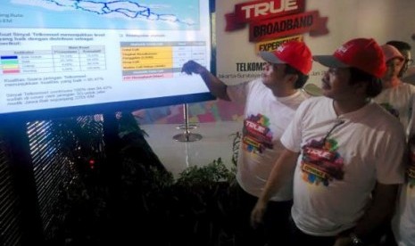 Direktur Utama Telkomsel, Ririek Andriansyah bersama Direktur Network Sukardi Silalahi menyaksikan kondisi jaringan di Pulau Jawa