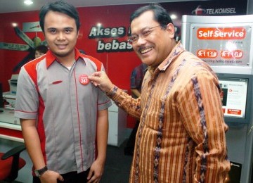 Direktur Utama Telkomsel Sarwoto Atmosutarno meresmikan Grapari 24 Jam di Jakarta.